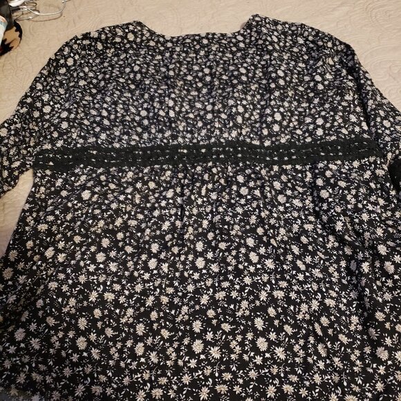 LLOVE USA clothing -black floral blouse - Picture 9 of 10
